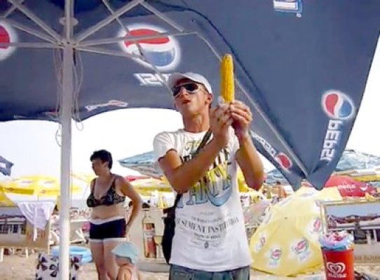 TIPUL ĂSTA E DEMENŢIAL: vinde porumb fiert pe plajă, 